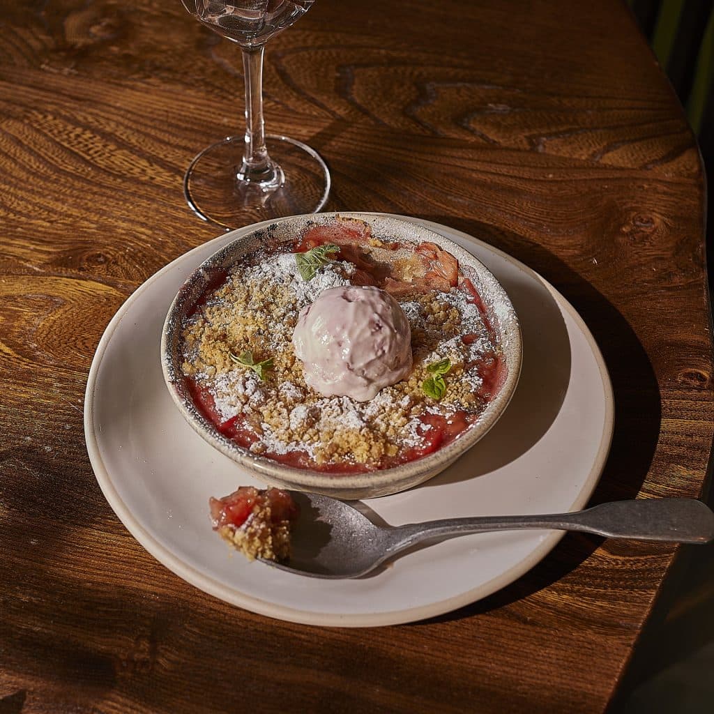 heartwood-inns-rhubarb-crumble